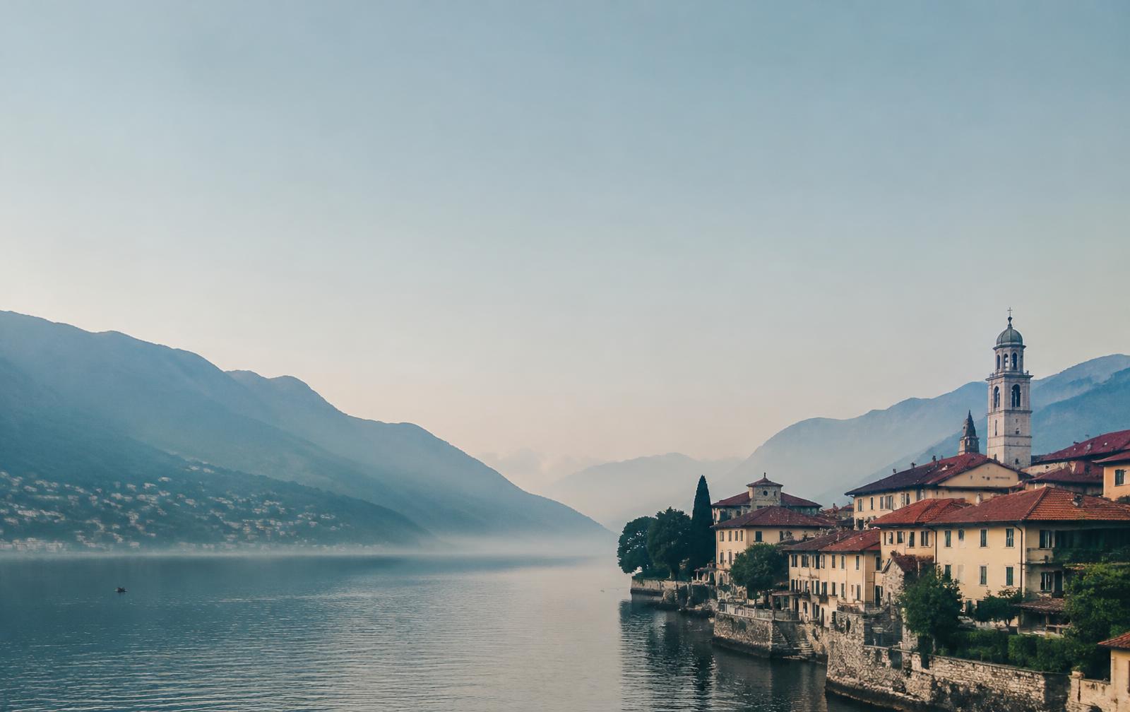 Paese affacciato sul lago in Ticino